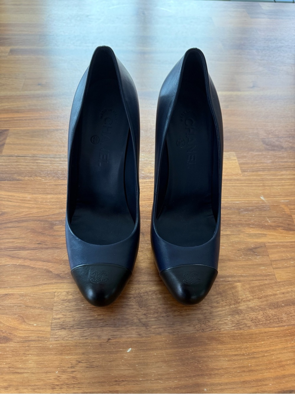 Chanel Blue/Black Leather CC Cap Toe Pumps - Size 40 - Picture 2 of 13